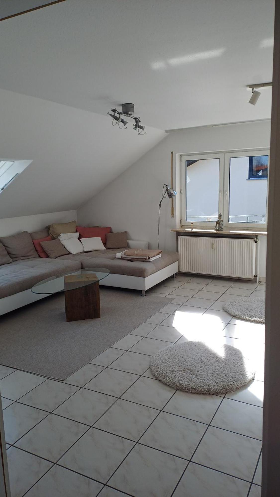 Helle Schoene Dachgeschosswohnung Mit Balkon *