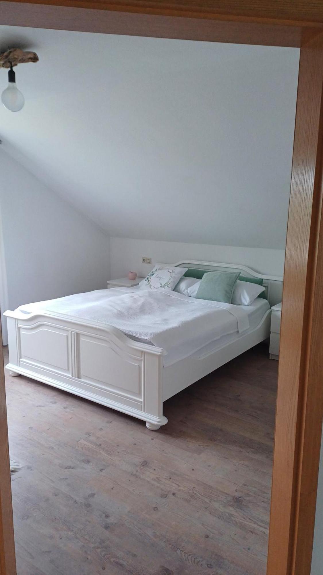 Helle Schoene Dachgeschosswohnung Mit Balkon *
