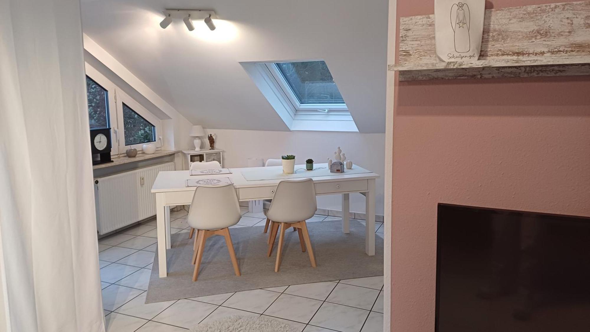 Apartment Helle Schoene Dachgeschosswohnung Mit Balkon